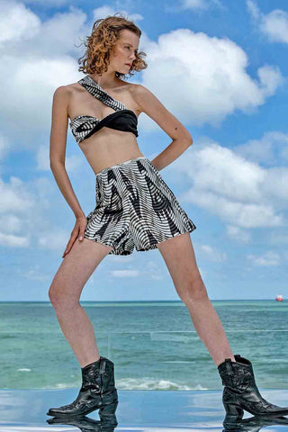 Sinem Babacan - Desenli Yüksek Bel Şort 2