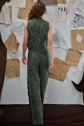 Wild Sophistication koleksiyonundan lazer kesim detaylı boru paça pantolon. Farklı görünmek için çabalamayan kadınlar için tasarlandı.